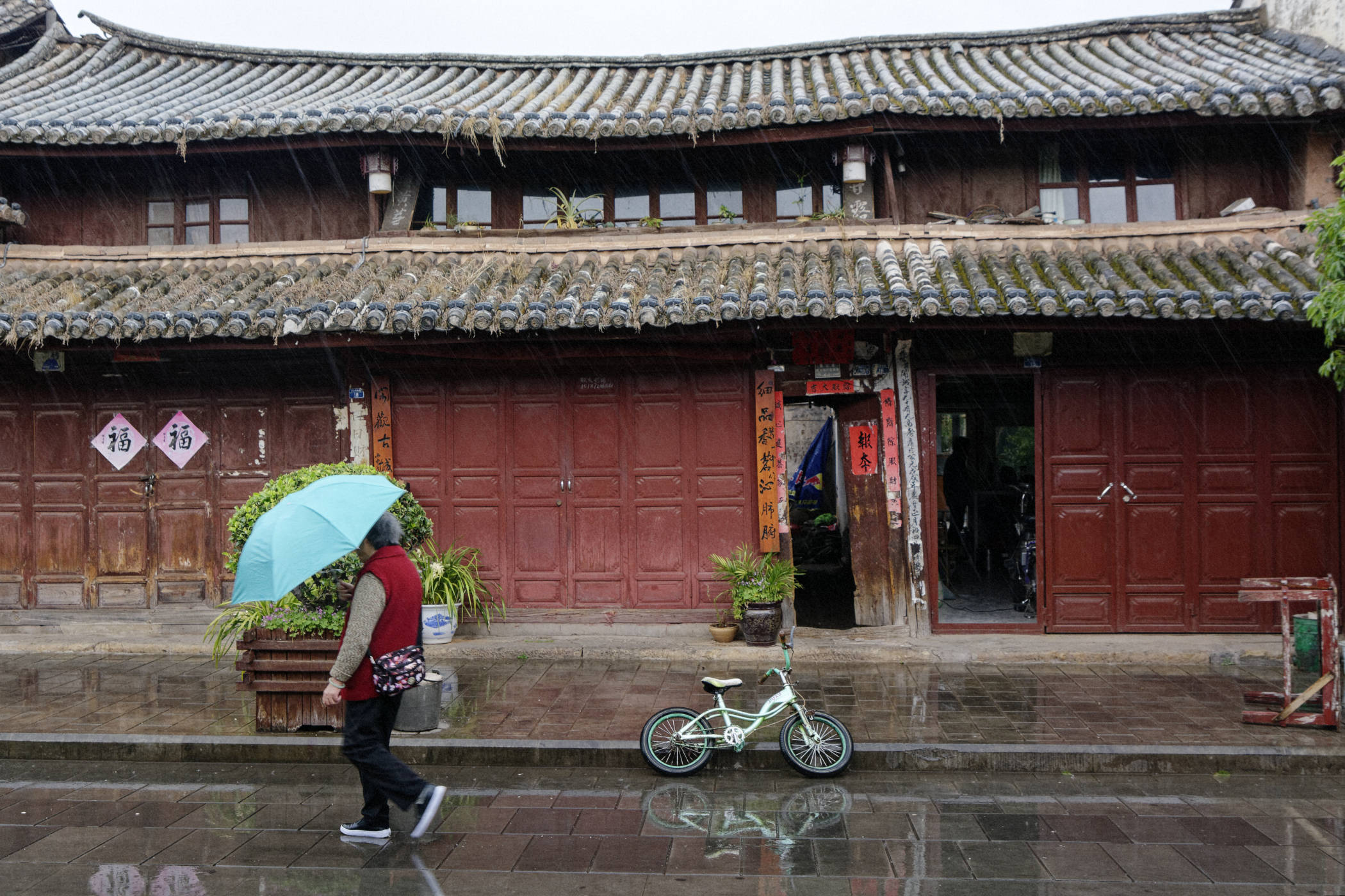 Rue sous la pluie Weishan Yunnan Chine