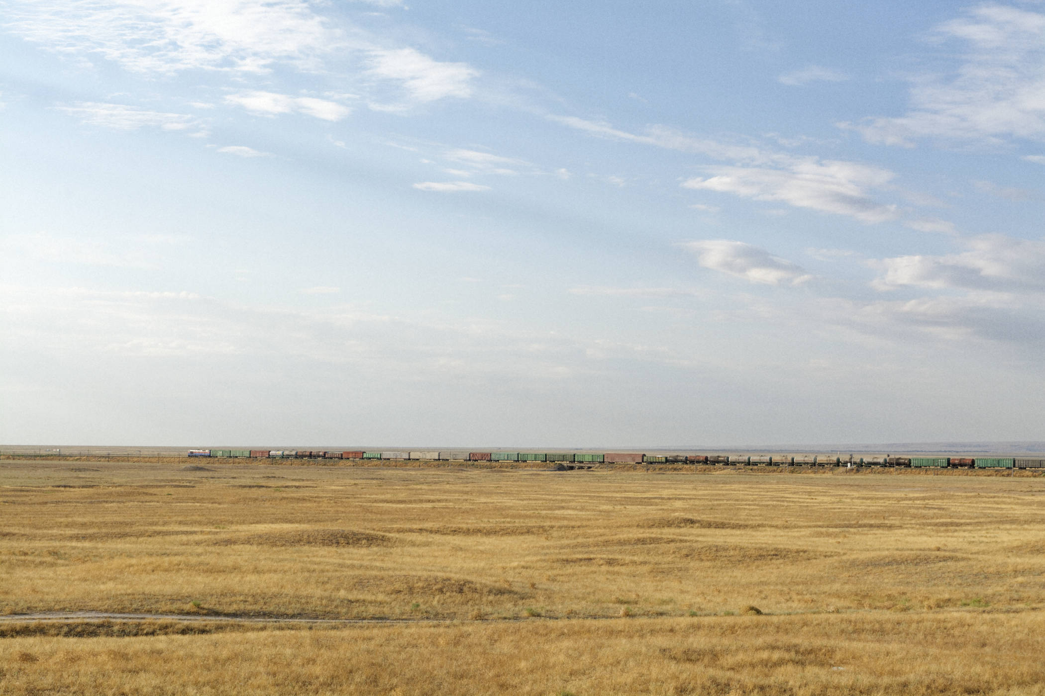 Train de marchandises dans la steppe kazakhe