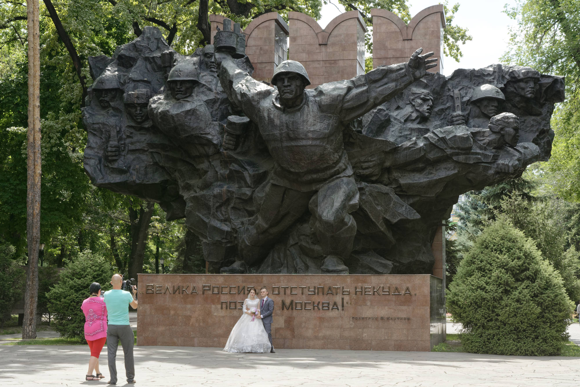 Mariés devant une statue soviétique Almaty