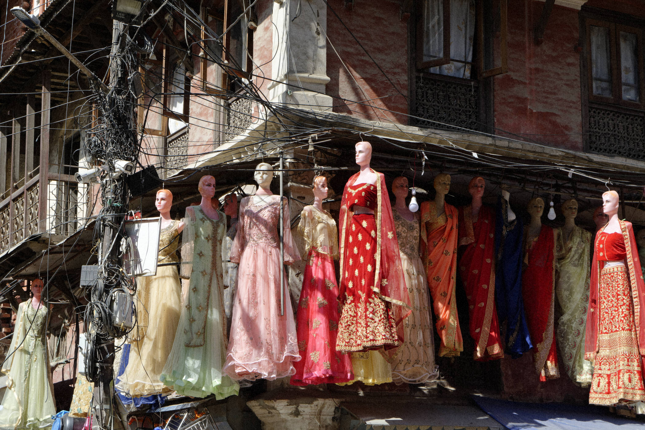Mannequins vêtus de saris dans les rues de Katmandou