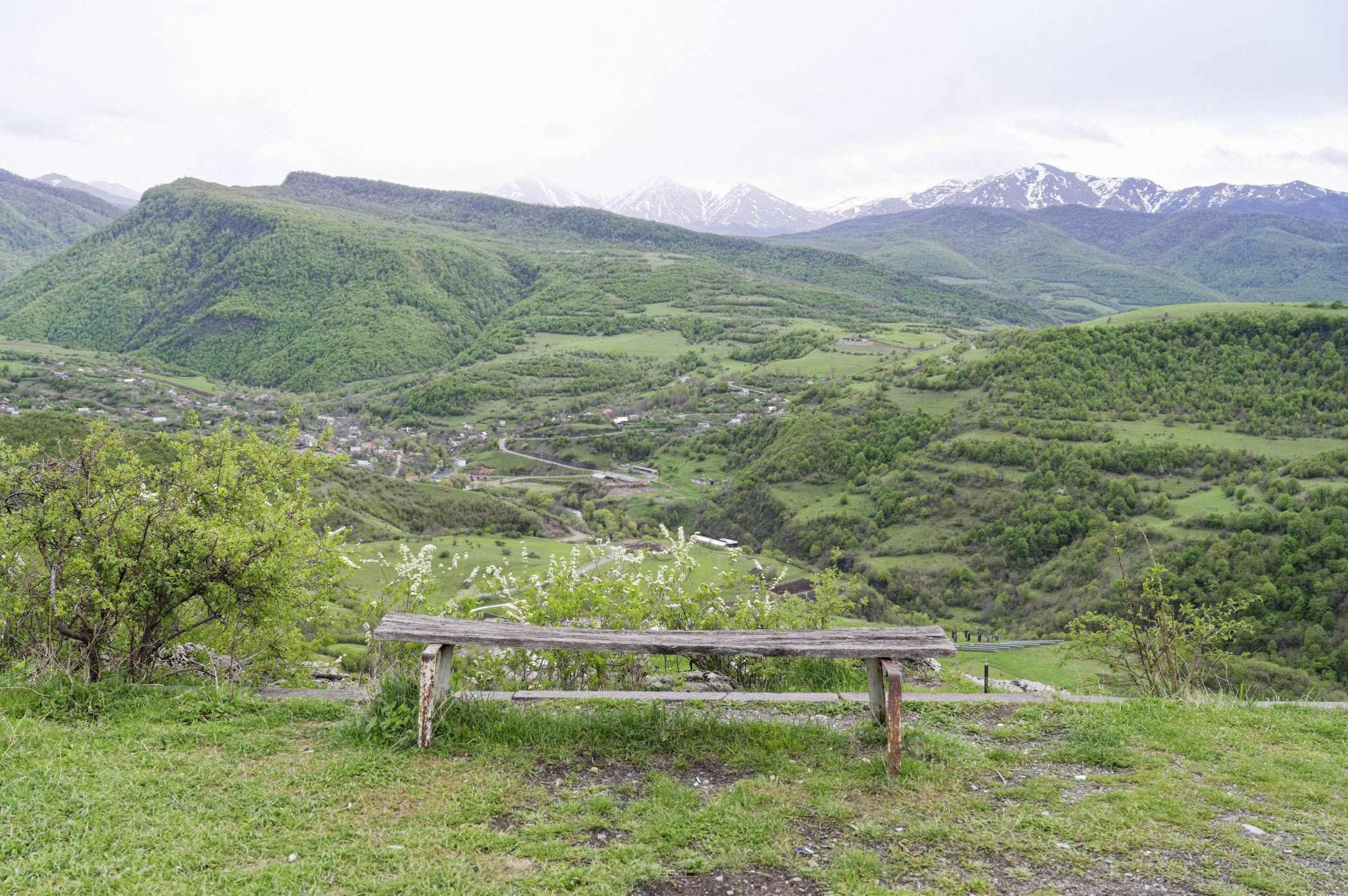Vue sur le village de Debet en Arménie
