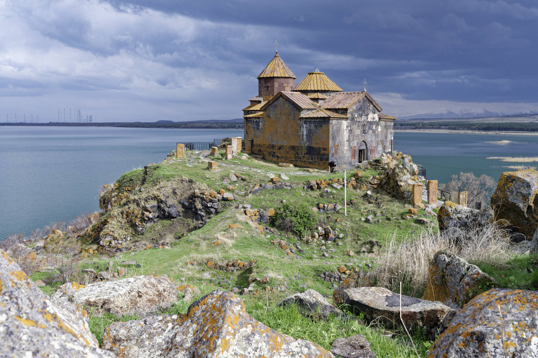 Vue sur le monastère Hayravank - Sevan