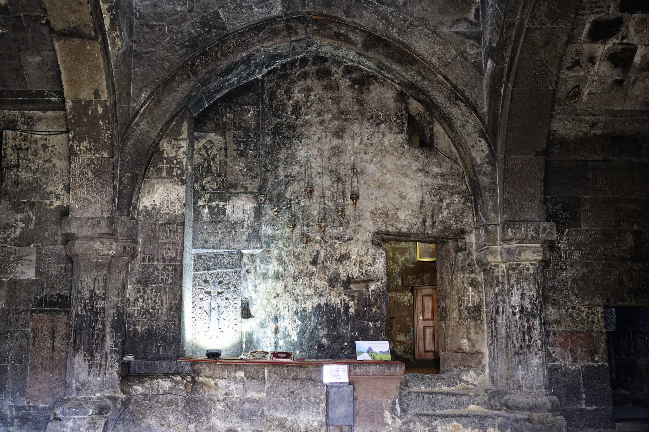 Intérieur du monastère Hayravank - Sevan