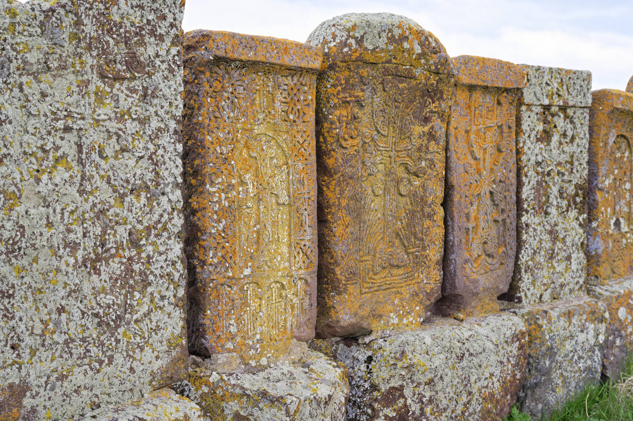 Khachkars dans le cimetière de Noradouz - Sevan