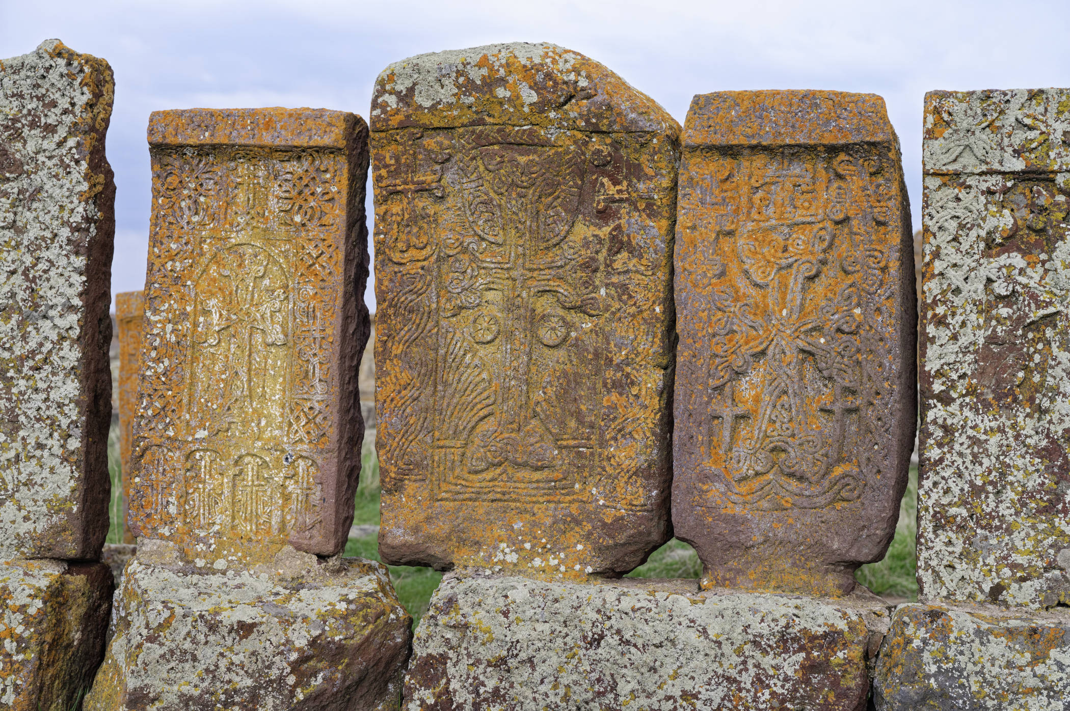 Khachkars dans le cimetière de Noradouz - Sevan
